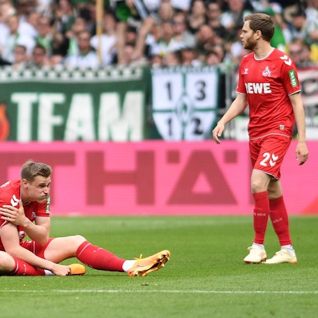 Steffen Tigges hält sich im spiel gegen Werder Bremen die Schulter.