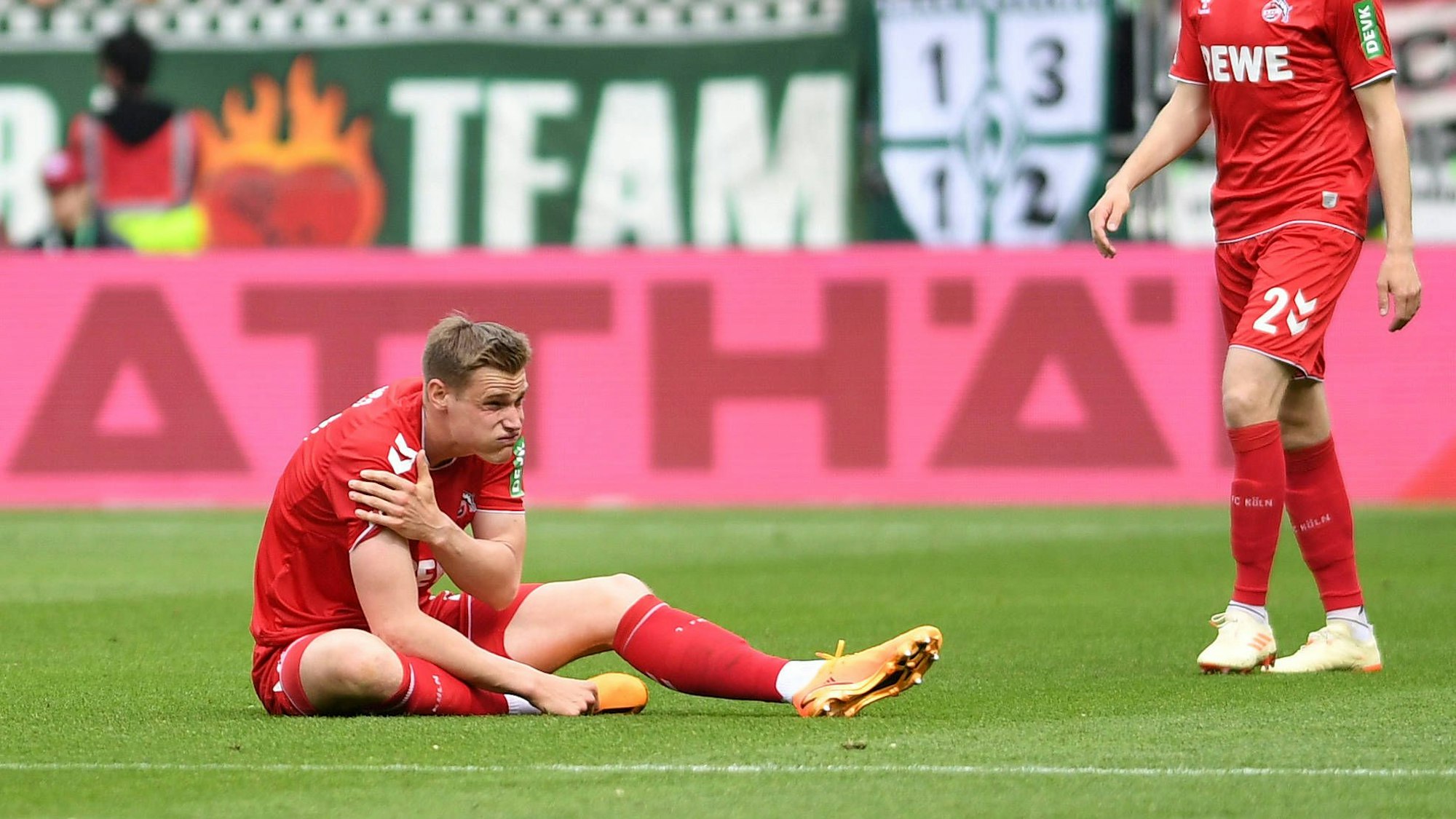 Steffen Tigges hält sich im spiel gegen Werder Bremen die Schulter.