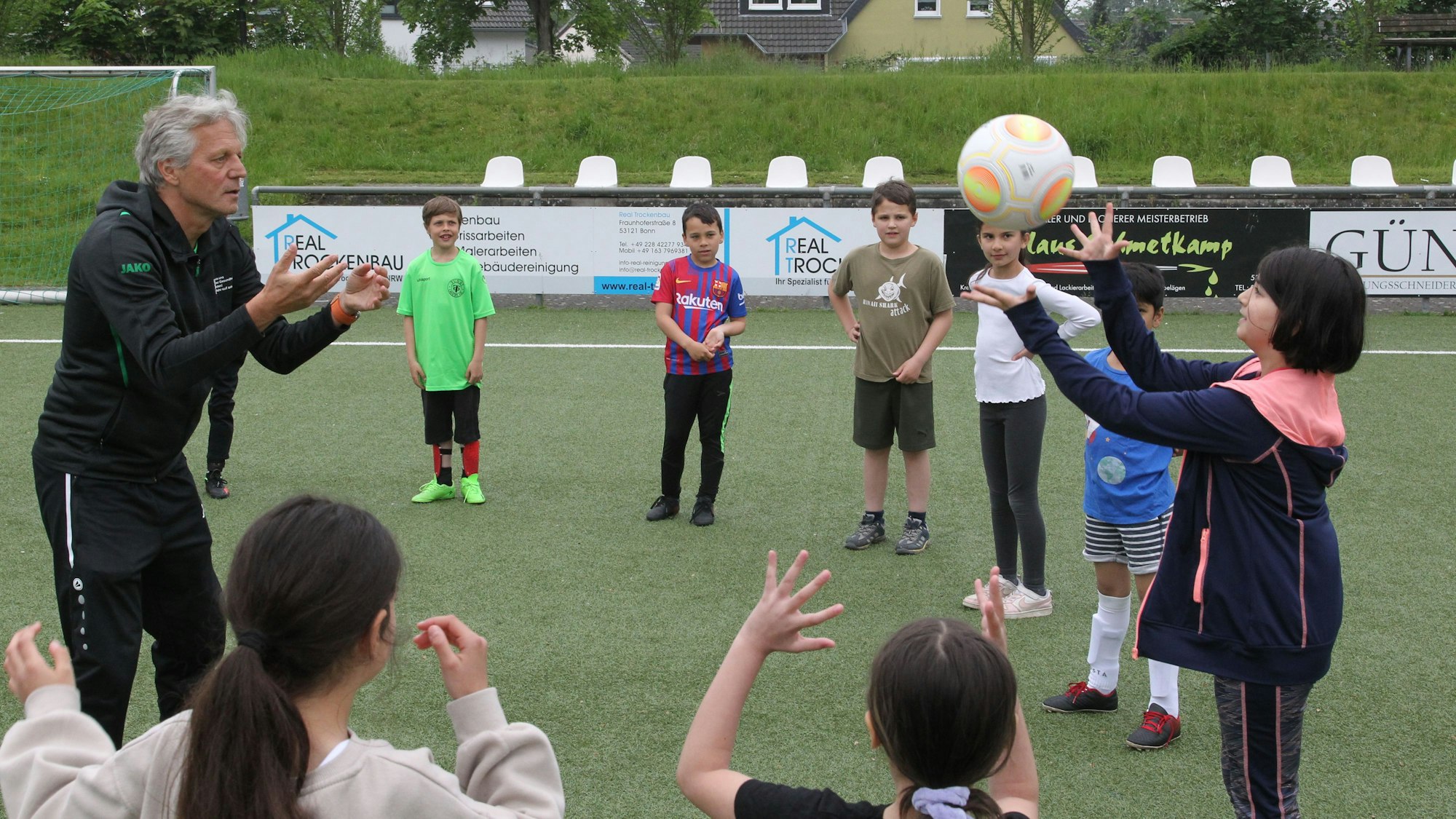Es ist zu sehen, wie Ex-Profi Marcel Witeczek mit den Kindern der KGS Schlossstraße in Troisdorf trainiert.
