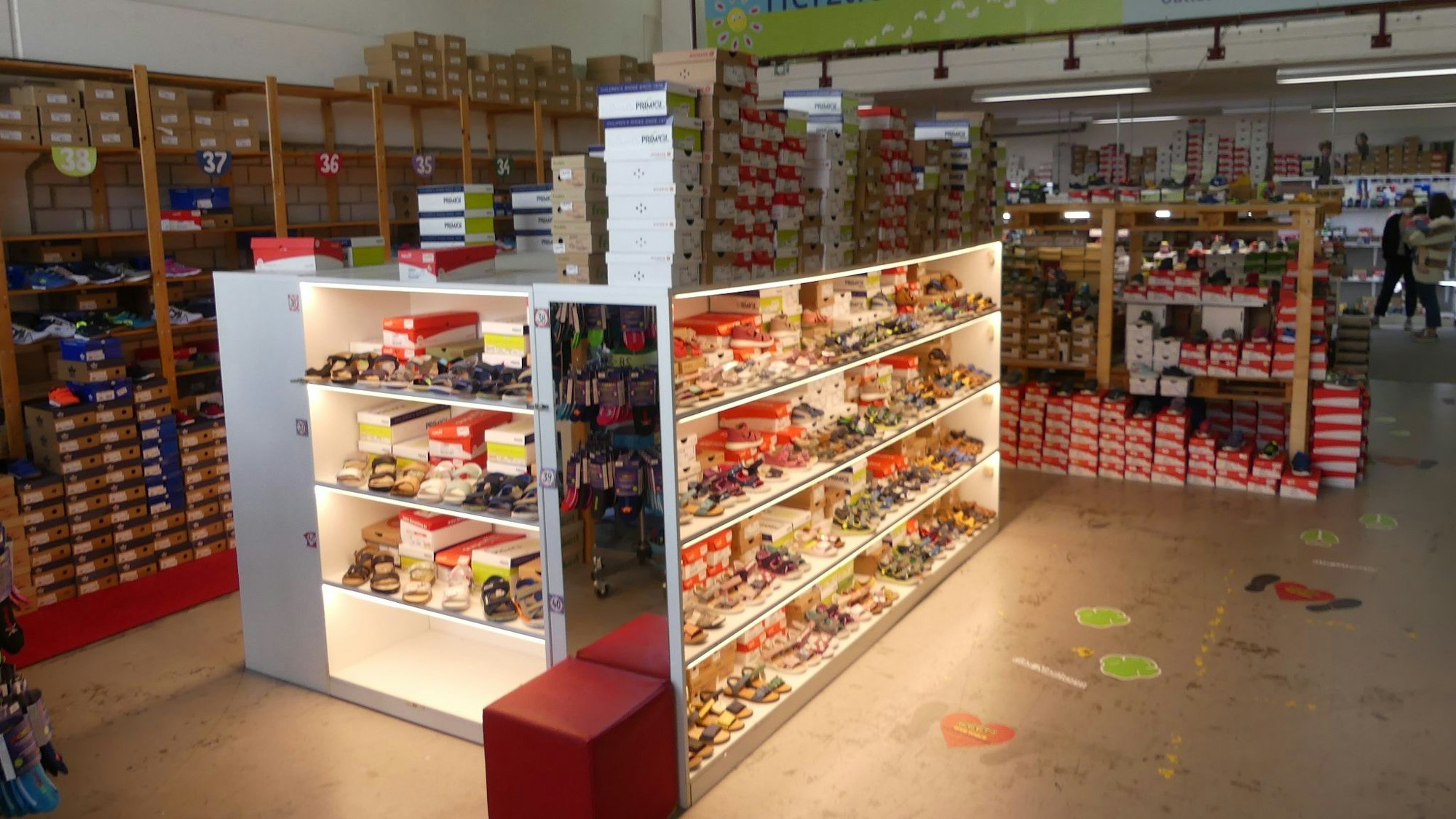 250 Quadratmeter voller Kinderschuhe: In dem Ladenlokal stapeln sich die Schuhcartons.
