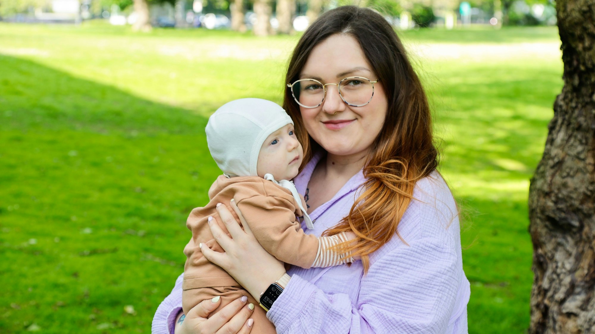 Die Mutter Natalie Hoff hält ihren Sohn Bela im Arm
