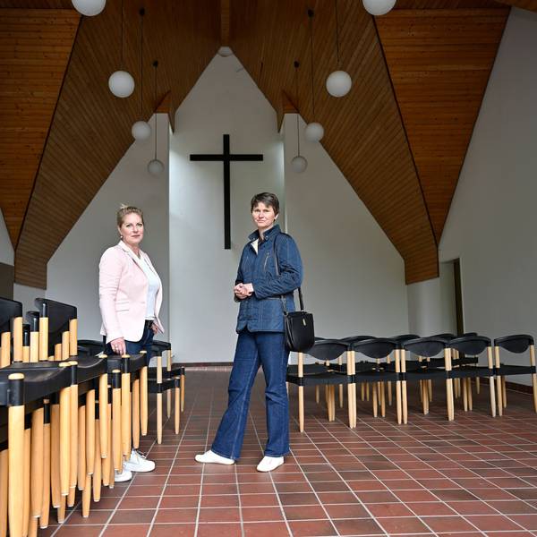 Es ist die Integrationsbeauftragte Claudia Kruse (links) und Case-Managerin Carola Asch bei der Inspektion der Trauerhalle auf dem Friedhof Selbach zu sehen.