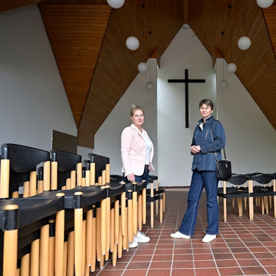 Es ist die Integrationsbeauftragte Claudia Kruse (links) und Case-Managerin Carola Asch bei der Inspektion der Trauerhalle auf dem Friedhof Selbach zu sehen.