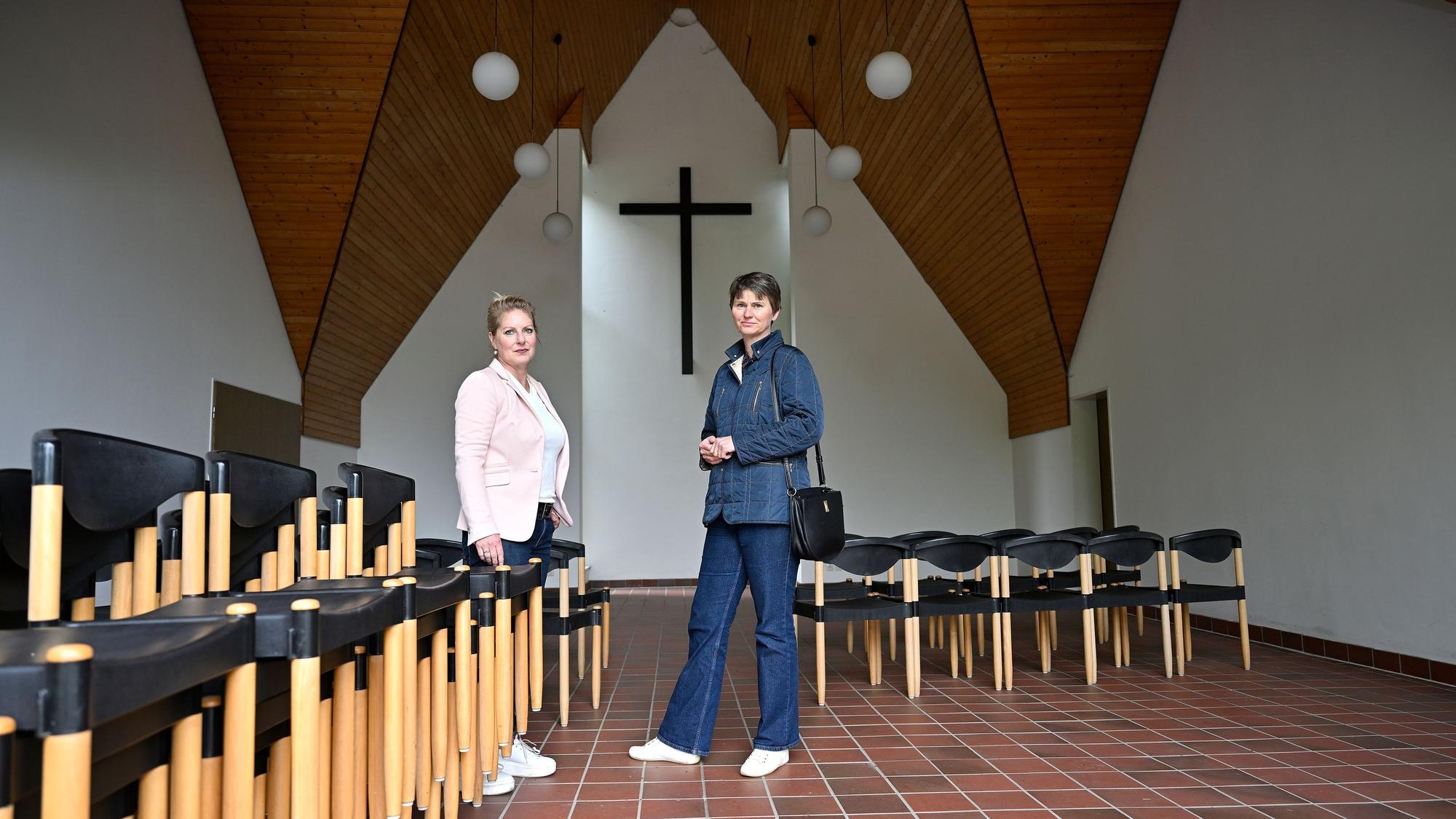 Es ist die Integrationsbeauftragte Claudia Kruse (links) und Case-Managerin Carola Asch bei der Inspektion der Trauerhalle auf dem Friedhof Selbach zu sehen.