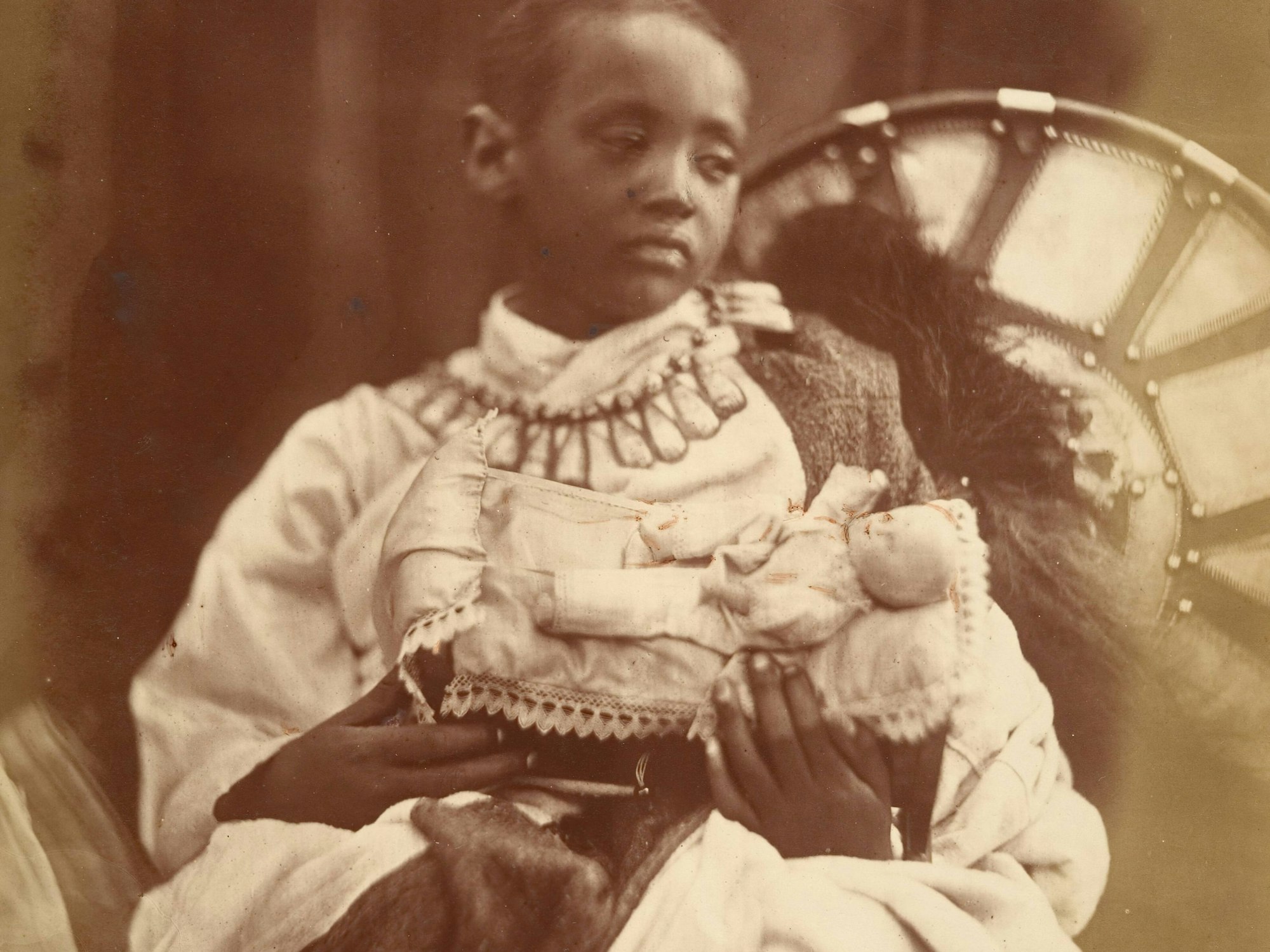 Prinz Alemayehu im Juli 1868 mit einer Stoffpuppe im Arm.