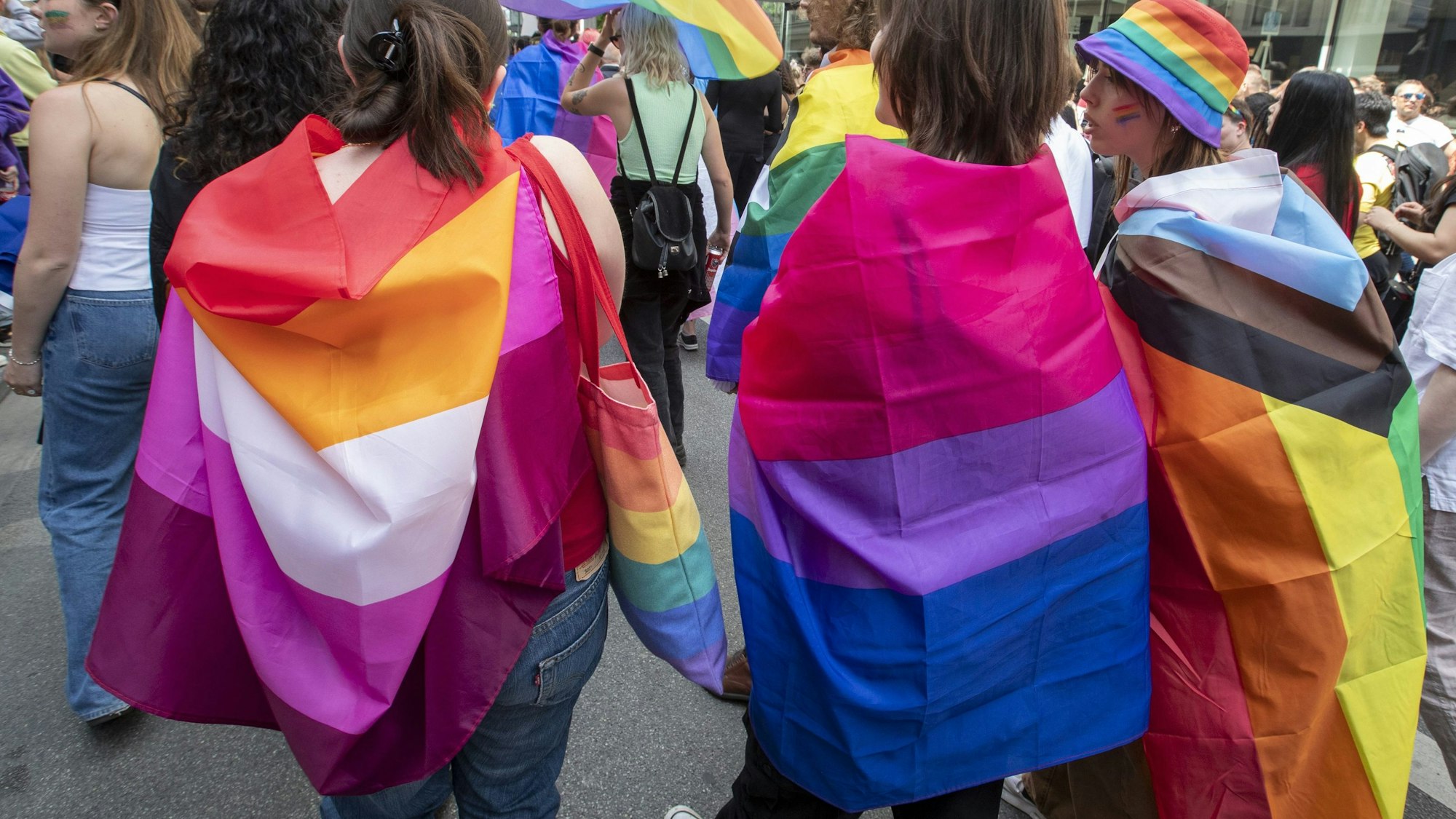 Personen mit Pride-Flaggen. (Symbolbild)