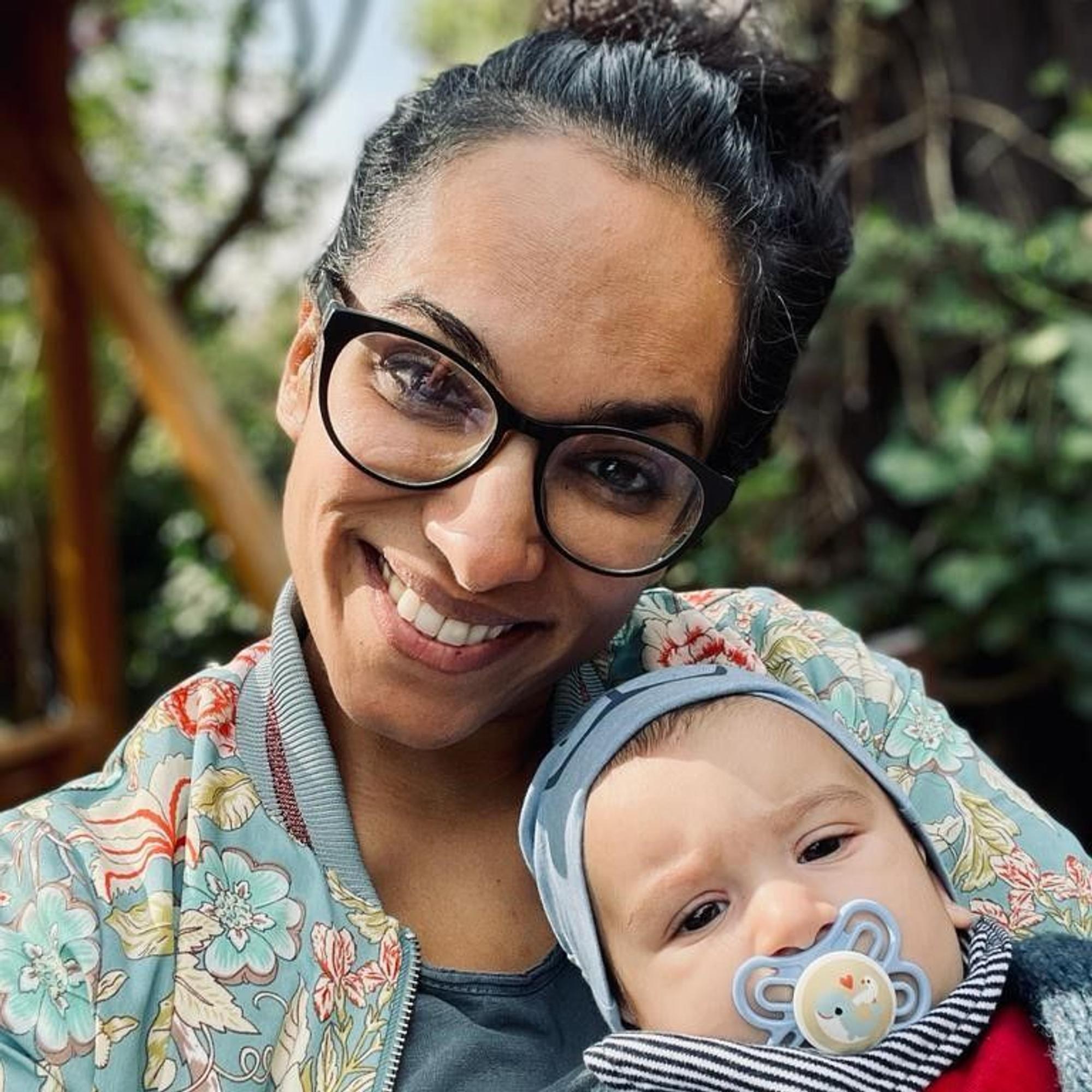 Foto von der Mutter Gim Killian mit ihrem Baby.