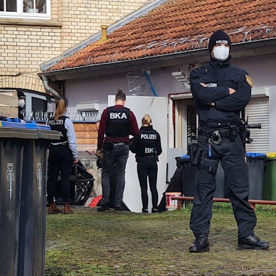 Polizisten sichern den Hintereingang eines Gebäudes: Die vier Gründer der rechtsextremistischen Terror-Gruppe Knockout 51 wurden verhaftet.