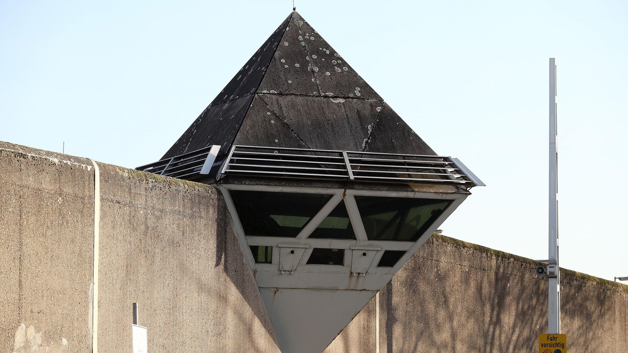 Das Bild zeigt die Fassade des Gefängnisses in Köln-Ossendorf.