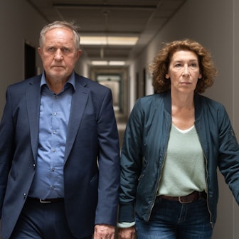 Die beiden Ermittler gehen durch einen Bürogang in Richtung der Kamera. Sie schauen ernst, Moritz Eisner wirkt bedrückt.