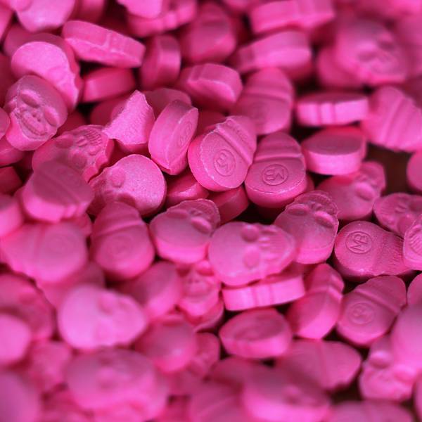 Pinke Ecstasy-Tabletten in Form von Totenköpfen.