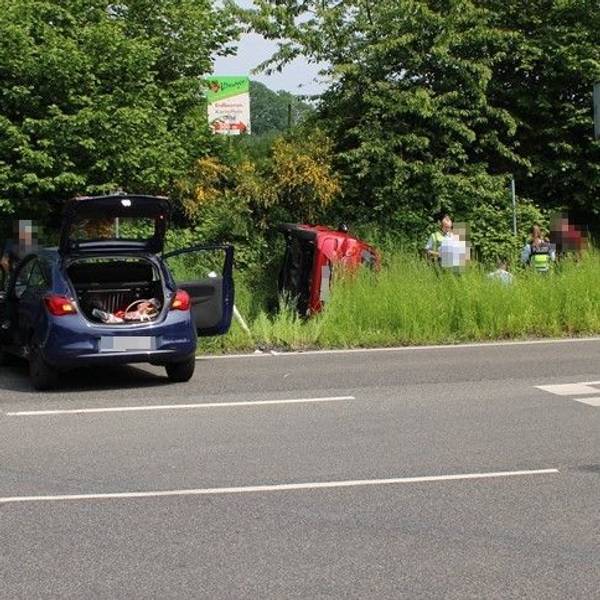 Am Montag (22.05.) kam es gegen 14:50 Uhr in Leichlingen an der Einmündung Ziegwebersberg / Stockberg zu einem Verkehrsunfall zwischen zwei Pkw. Die Fahrzeugführer wurden hierbei leicht verletzt. Ein Pkw kippte nach dem Zusammenstoß auf die Seite.