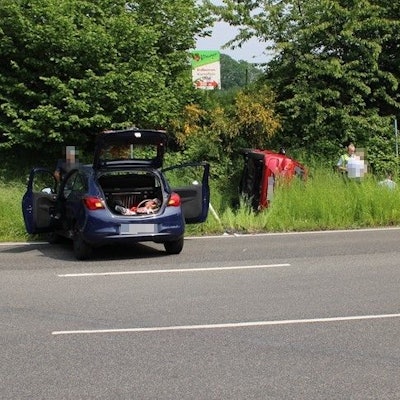 Am Montag (22.05.) kam es gegen 14:50 Uhr in Leichlingen an der Einmündung Ziegwebersberg / Stockberg zu einem Verkehrsunfall zwischen zwei Pkw. Die Fahrzeugführer wurden hierbei leicht verletzt. Ein Pkw kippte nach dem Zusammenstoß auf die Seite.