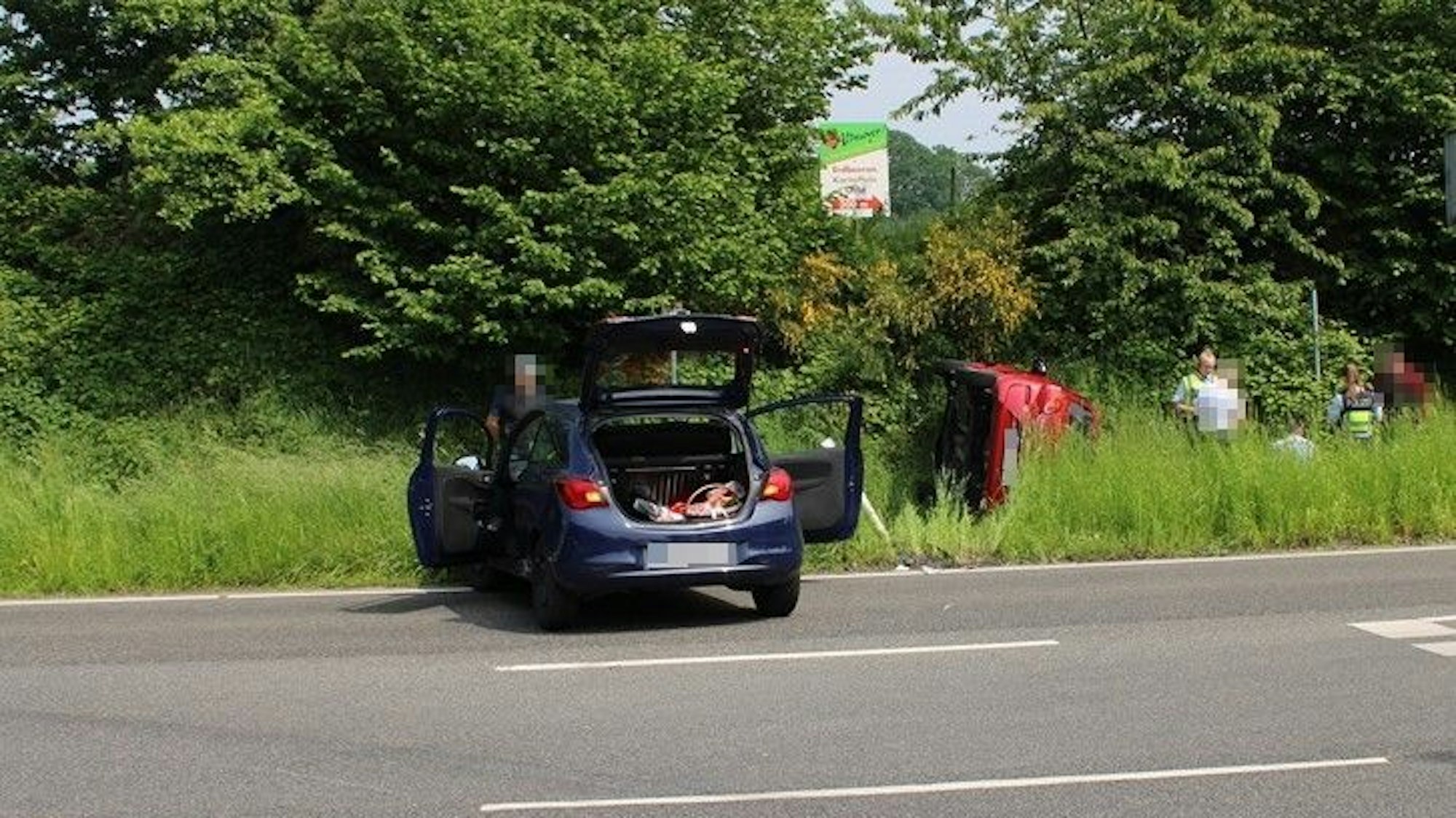Am Montag (22.05.) kam es gegen 14:50 Uhr in Leichlingen an der Einmündung Ziegwebersberg / Stockberg zu einem Verkehrsunfall zwischen zwei Pkw. Die Fahrzeugführer wurden hierbei leicht verletzt. Ein Pkw kippte nach dem Zusammenstoß auf die Seite.