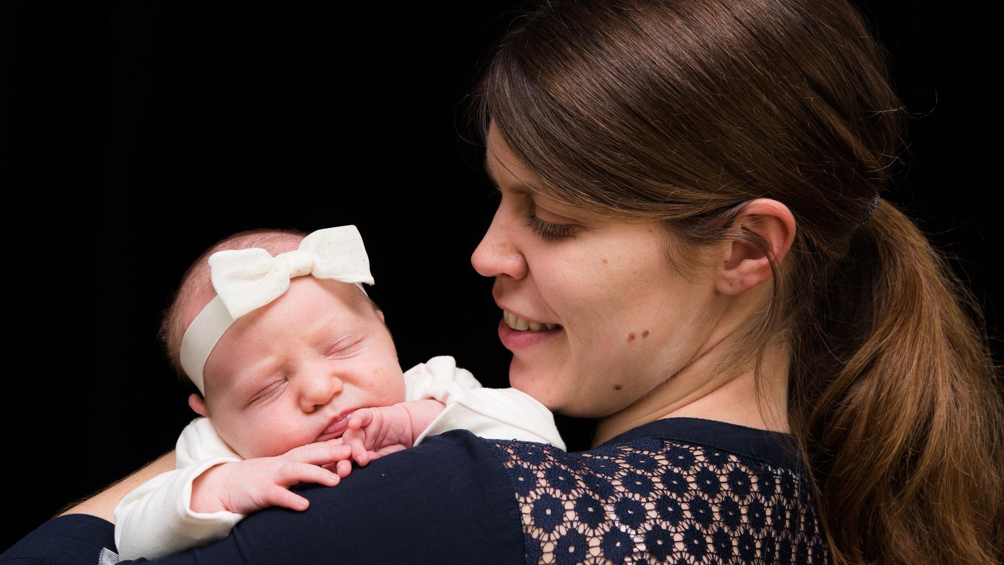 Foto der Mutter Kristina Langhammer mit ihrem Baby.