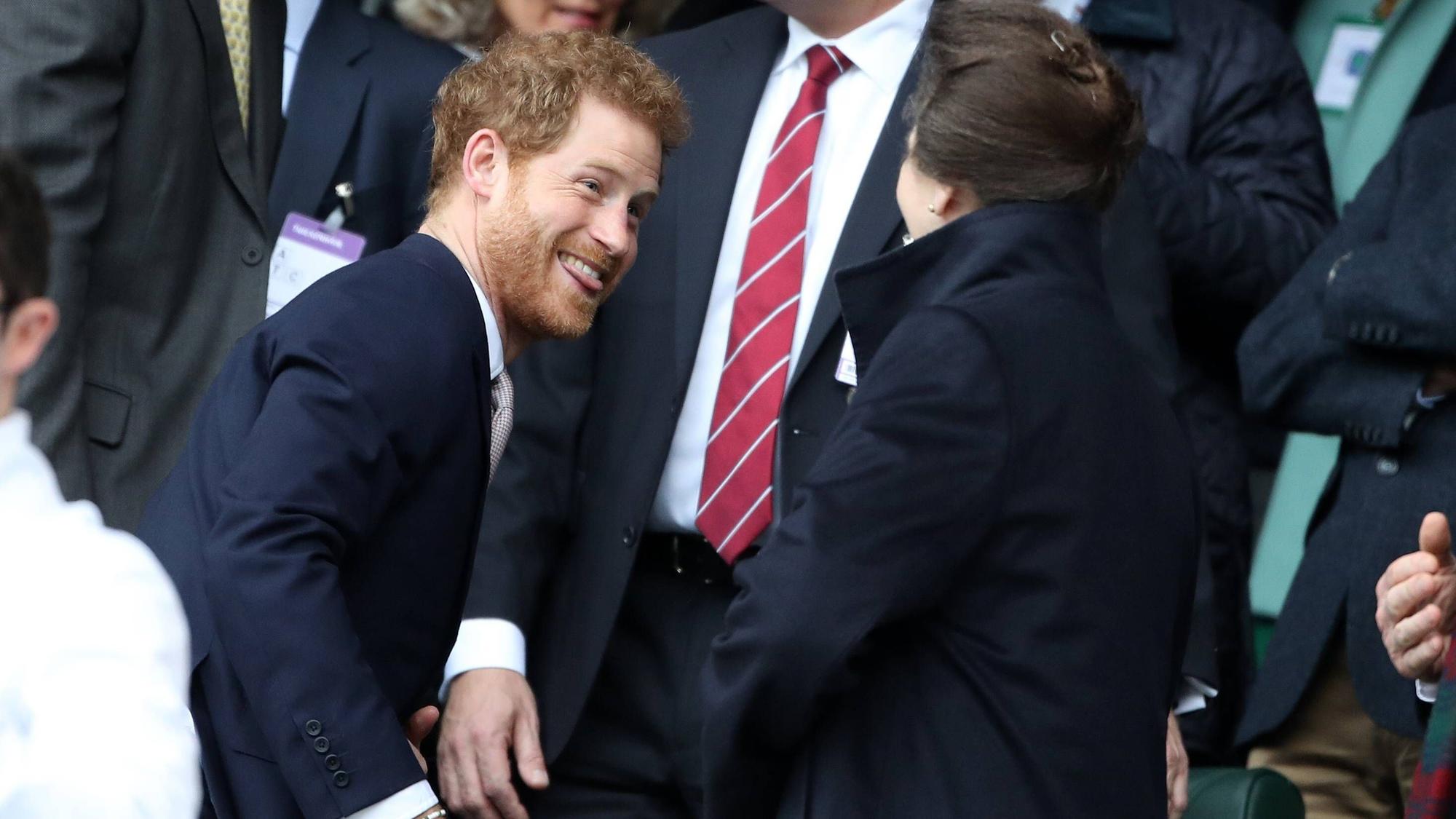 Prinz Harry und Prinzessin Anne bei einem Sportevent 2017. Er streckt ihr die Zunge raus.