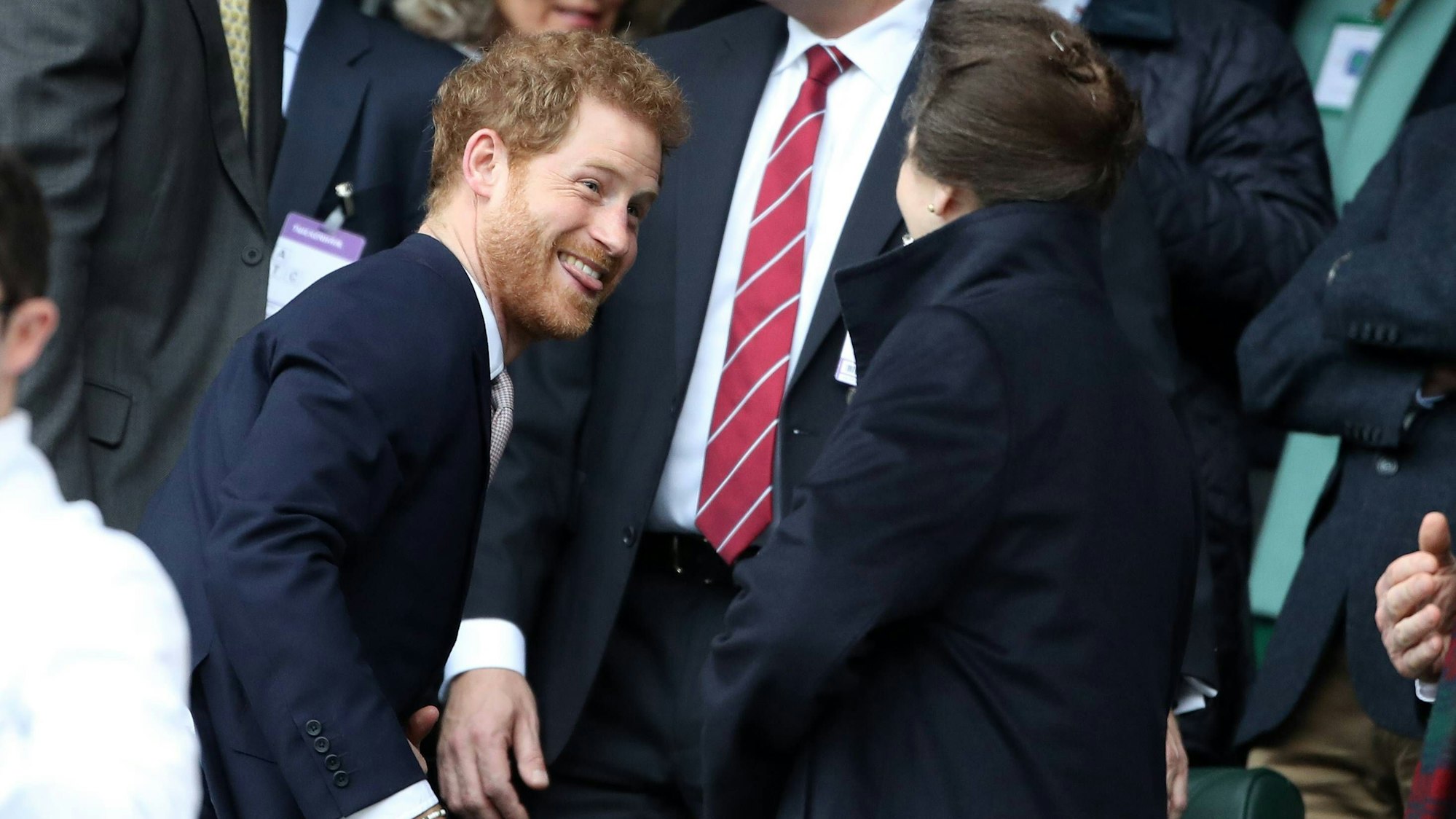 Prinz Harry und Prinzessin Anne bei einem Sportevent 2017. Er streckt ihr die Zunge raus.
