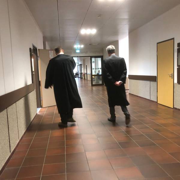 Landgericht Köln, Rechtsanwälte gehen zur Sitzung.