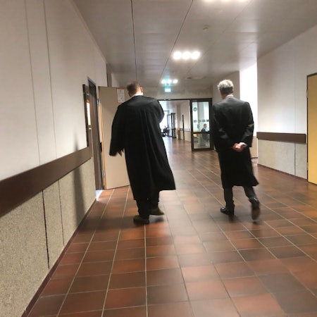 Landgericht Köln, Rechtsanwälte gehen zur Sitzung.