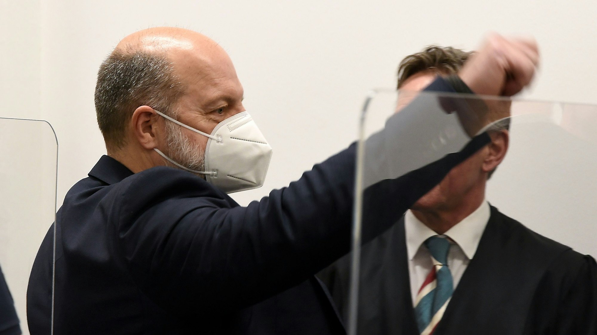 Das Bildzeigt Thomas Drach beim Beginn des Hauptverfahrens vor der großen Strafkammer am Landgericht Köln im Februar 2022.