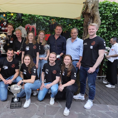 Gruppenfoto mit Sportlern und Funktionären.