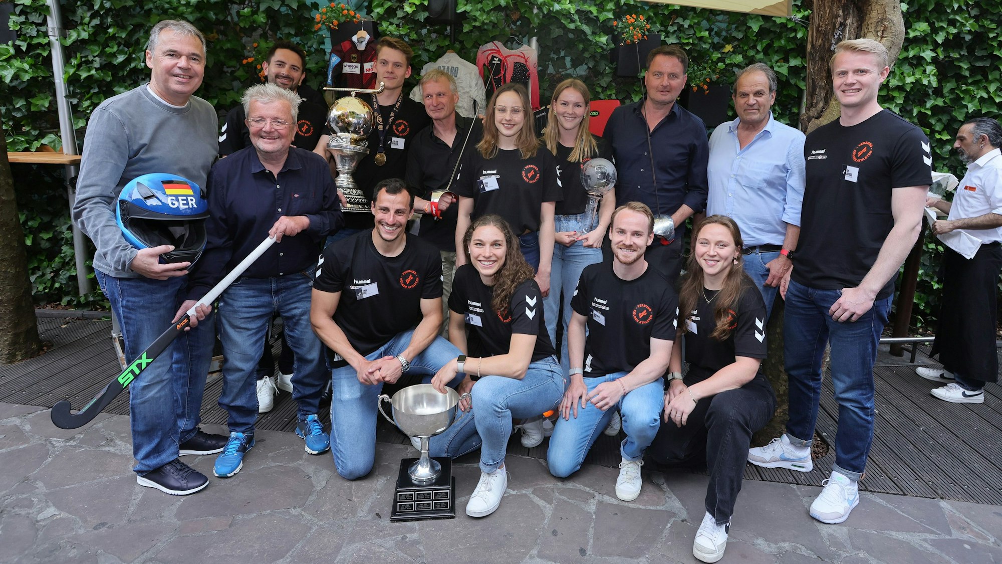 Gruppenfoto mit Sportlern und Funktionären.