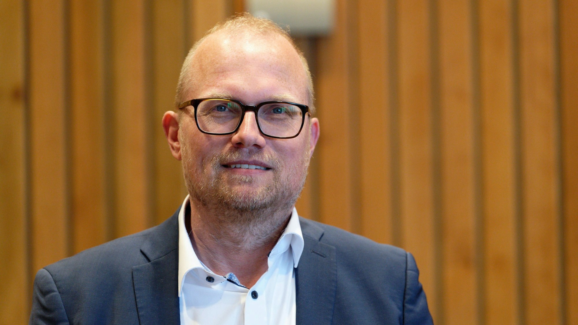23.05.2023, Nordrhein-Westfalen, Düsseldorf: Der Kandidat Jochen Ott (SPD), Vizefraktionschef, steht vor der Wahl eines neuen SPD Landtagsfraktionsvorsitzenden im Fraktionssaal. Foto: Henning Kaiser/dpa +++ dpa-Bildfunk +++