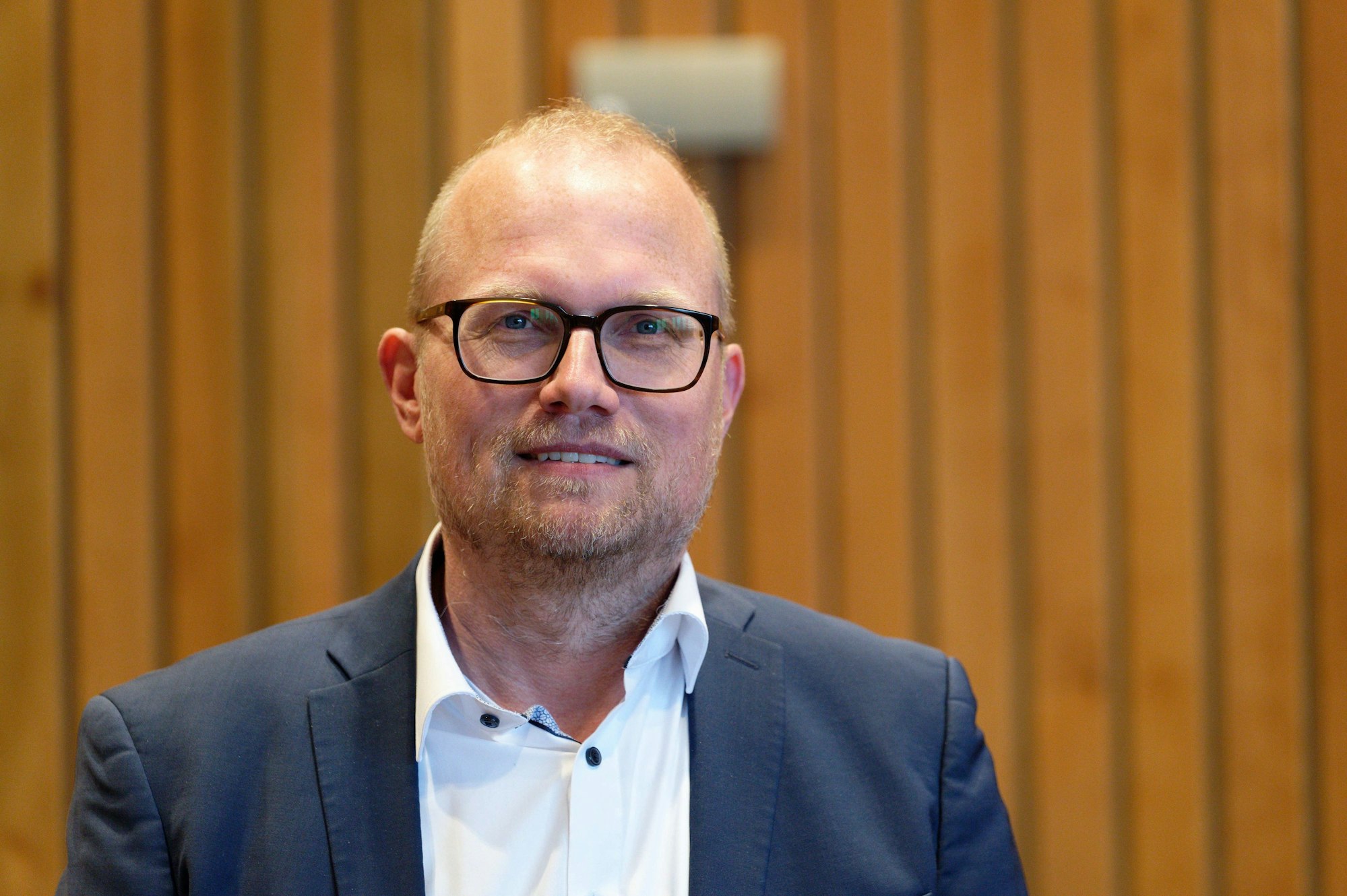 23.05.2023, Nordrhein-Westfalen, Düsseldorf: Der Kandidat Jochen Ott (SPD), Vizefraktionschef, steht vor der Wahl eines neuen SPD Landtagsfraktionsvorsitzenden im Fraktionssaal. Foto: Henning Kaiser/dpa +++ dpa-Bildfunk +++