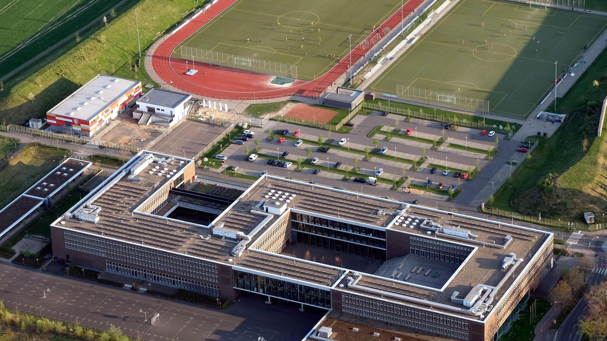 Die Rodenkirchener Gesamtschule von oben.