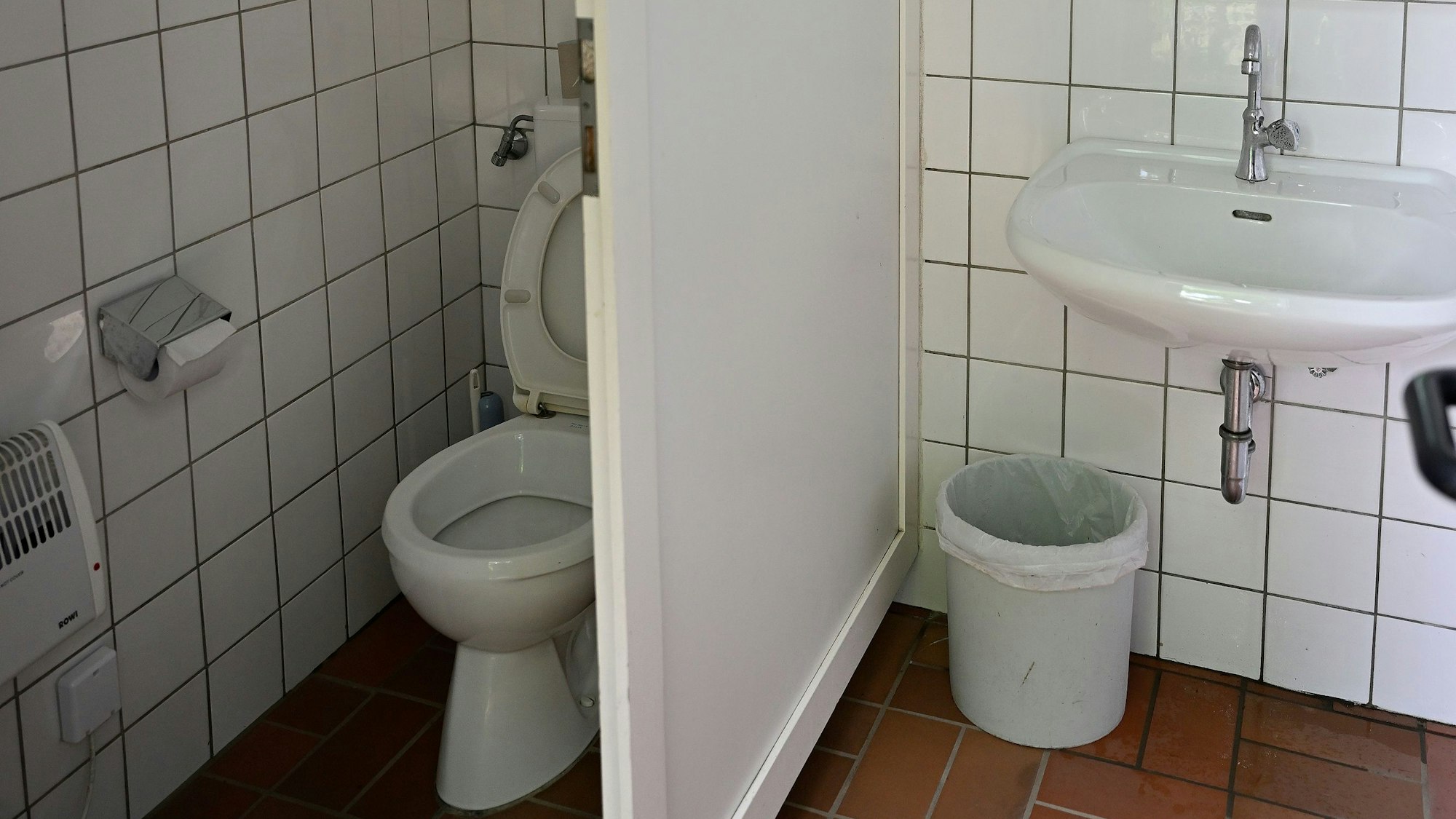 Es sind die sanitären Anlagen zu sehen.