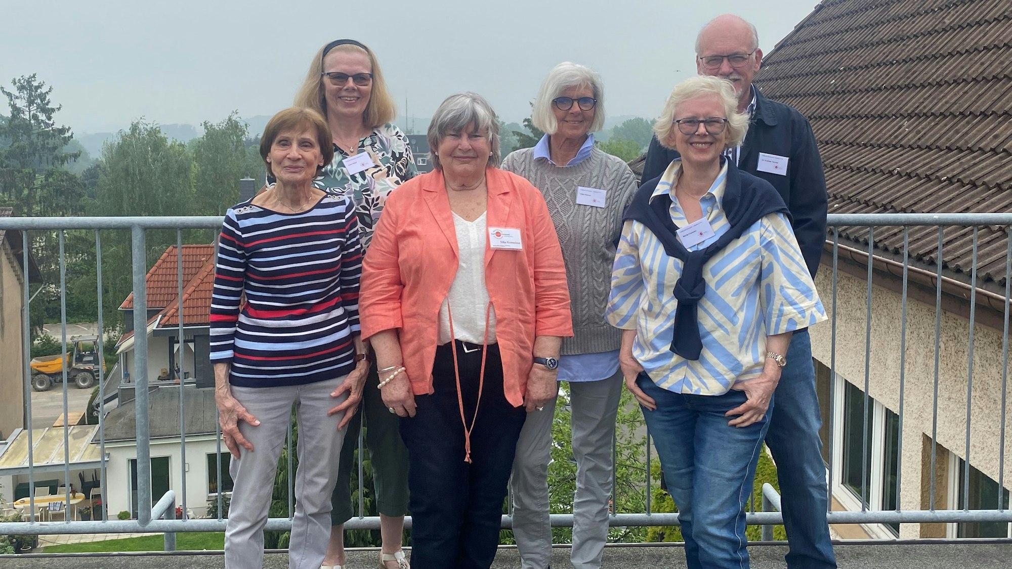 Sechs Beteiligte des Treffpunkts Ehrenamt in Burscheid stehen auf einem Balkon.