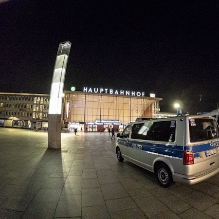 Einsatzwagen der Polizei vor dem Kölner Hauptbahnhof (Archivfoto).