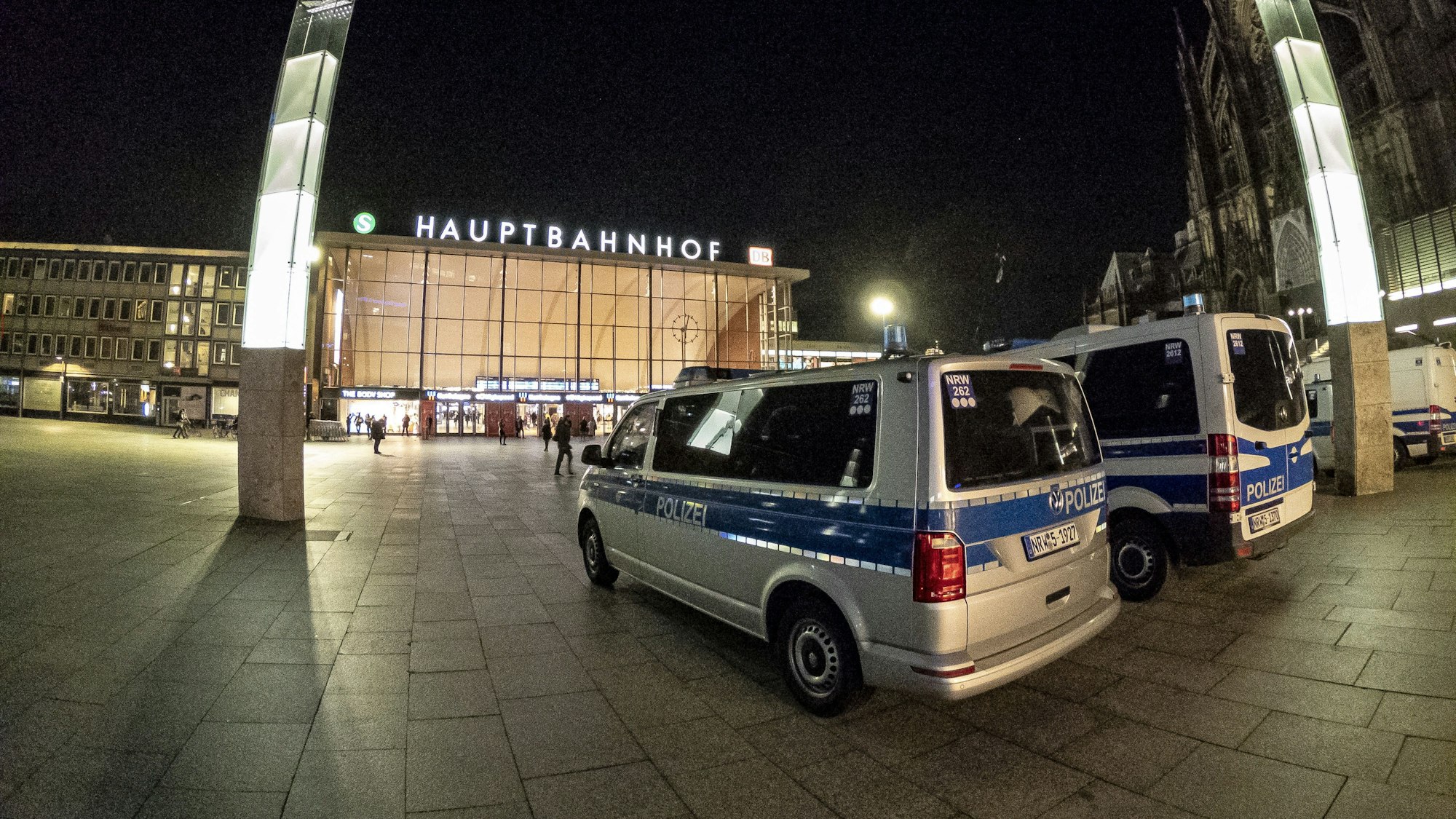 Einsatzwagen der Polizei am Kölner Hauptbahnhof (Archivfoto).