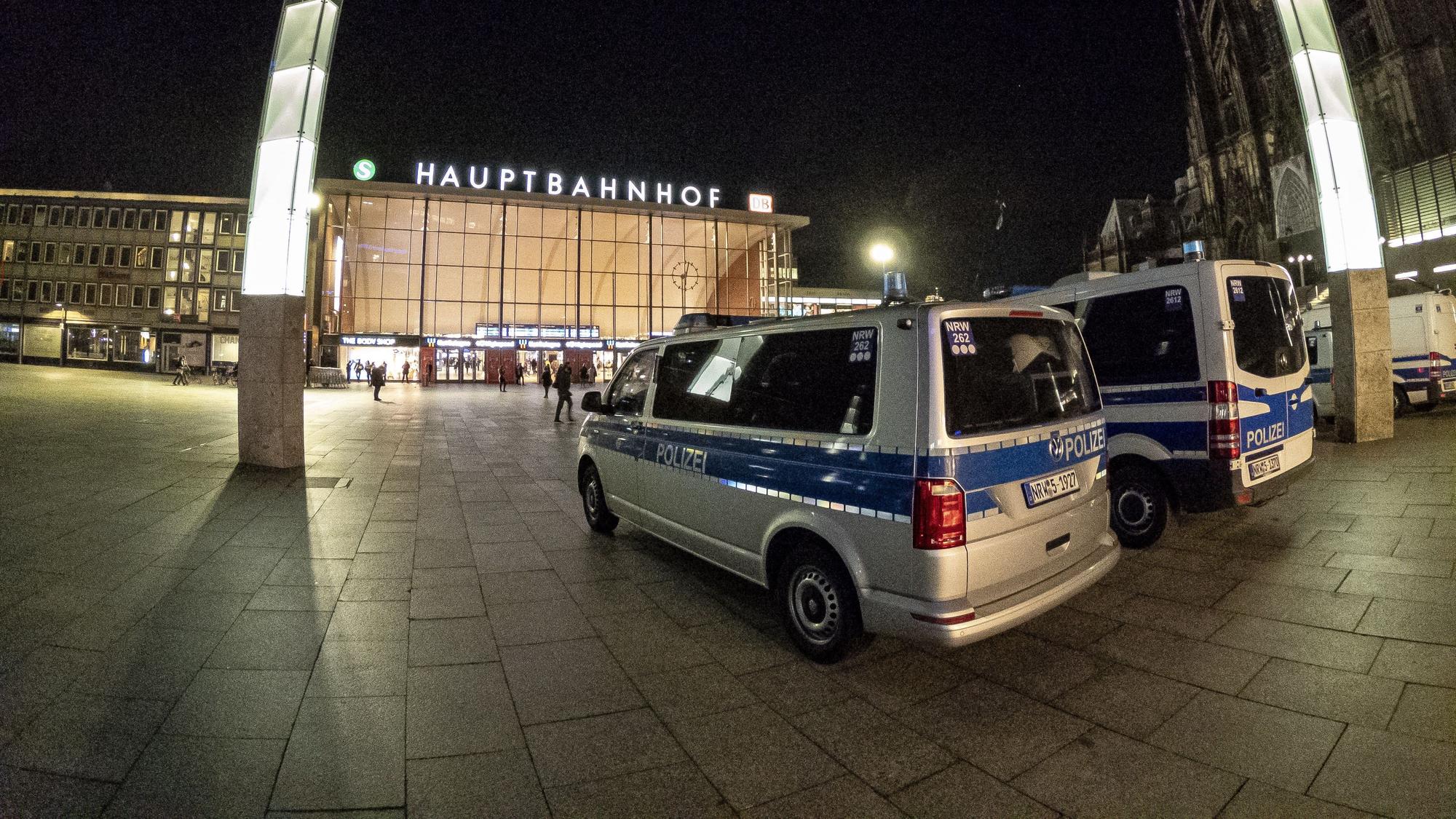 Einsatzwagen der Polizei vor dem Kölner Hauptbahnhof (Archivfoto).