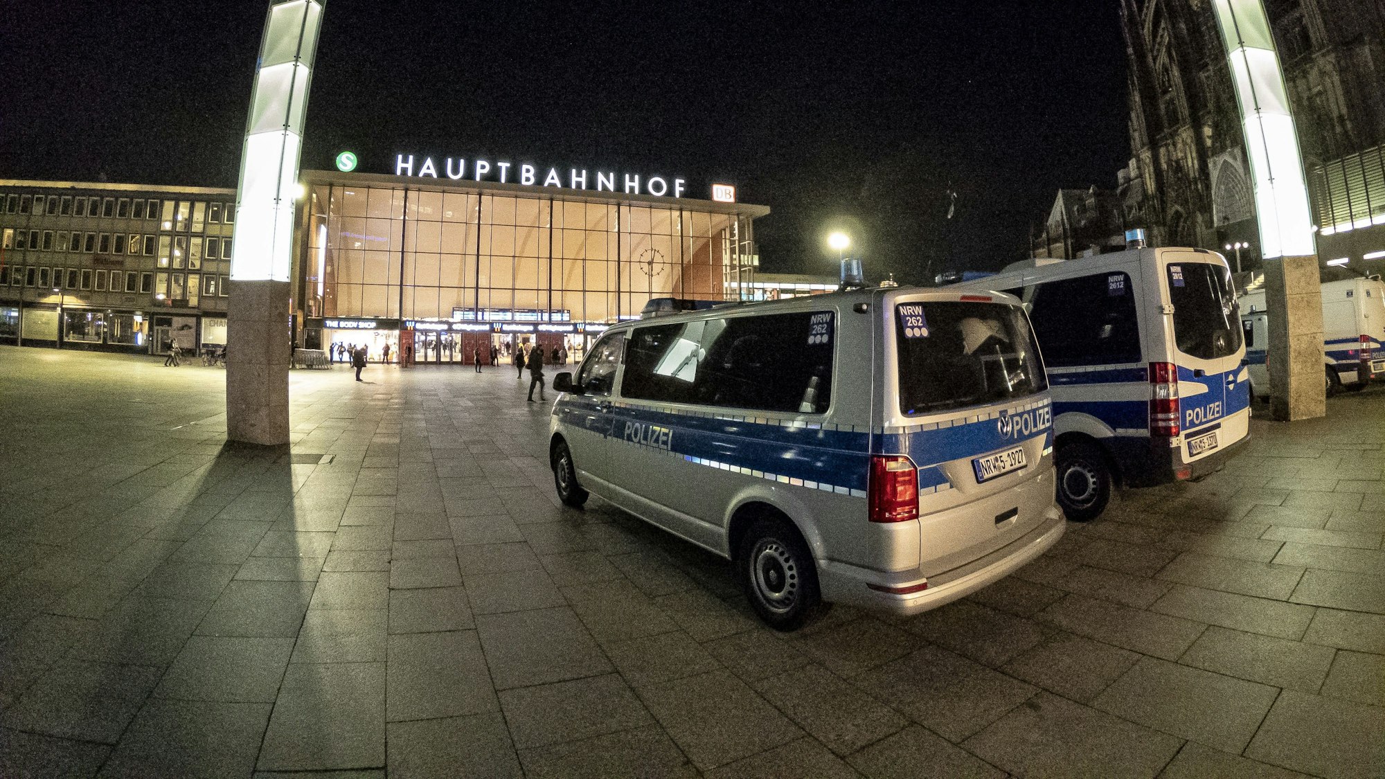 Einsatzwagen der Polizei vor dem Kölner Hauptbahnhof (Archivfoto).