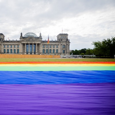 Eine riesige Regenbogenfahne liegt am Diversity-Tag vor dem Reichstagsgebäude.