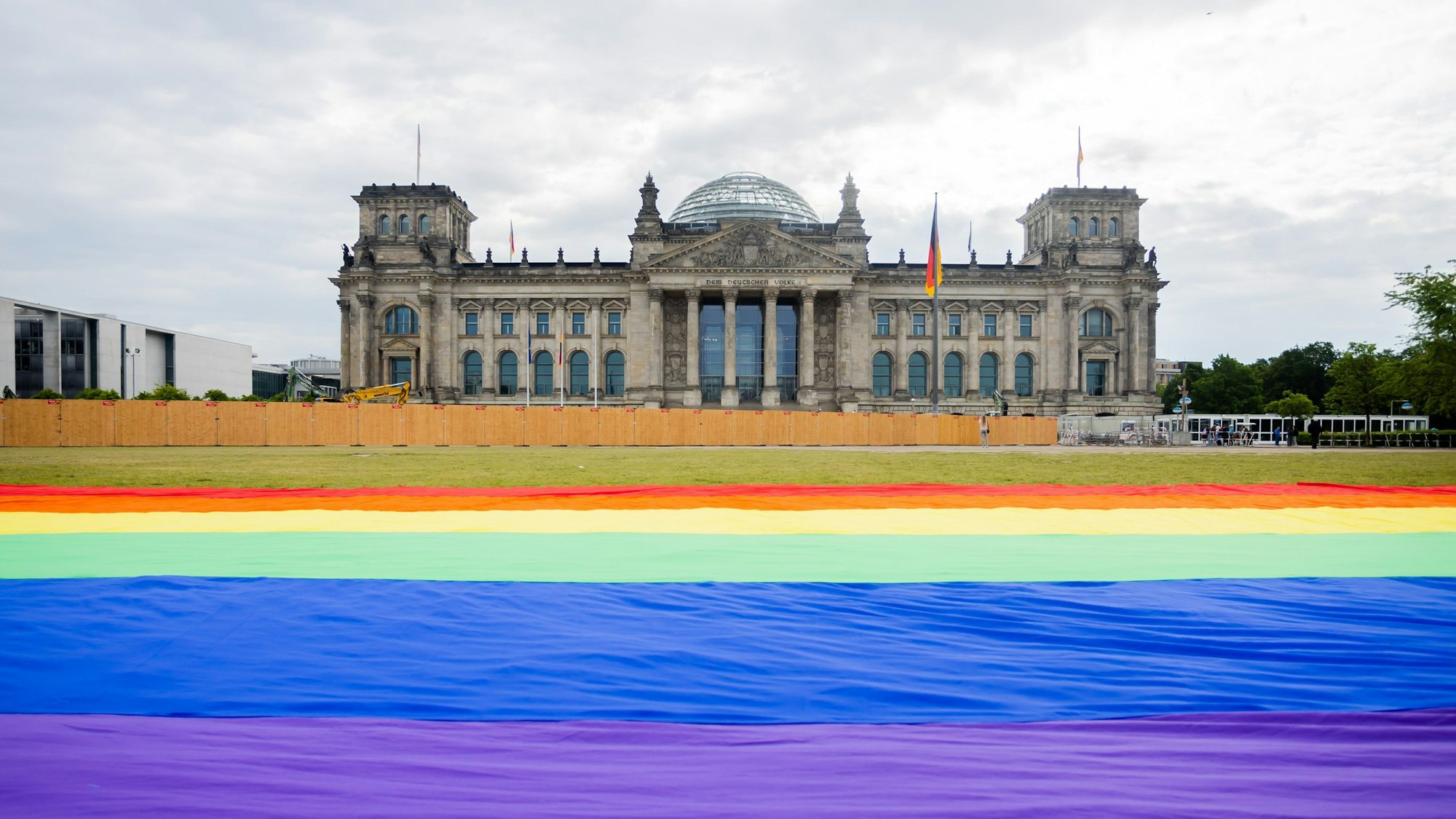 Eine riesige Regenbogenfahne liegt am Diversity-Tag vor dem Reichstagsgebäude.