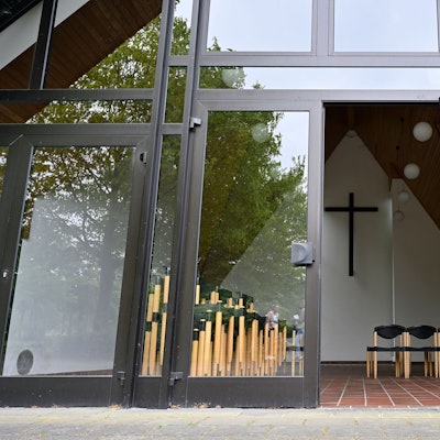 Blick durch die gläserne Eingangsfront in eine Trauerhalle.