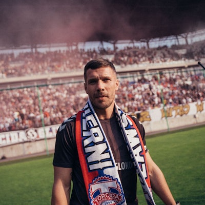 Lukas Podolski mit Fan-Schal im Stadion seines Heimatvereins Gornik Zabrze