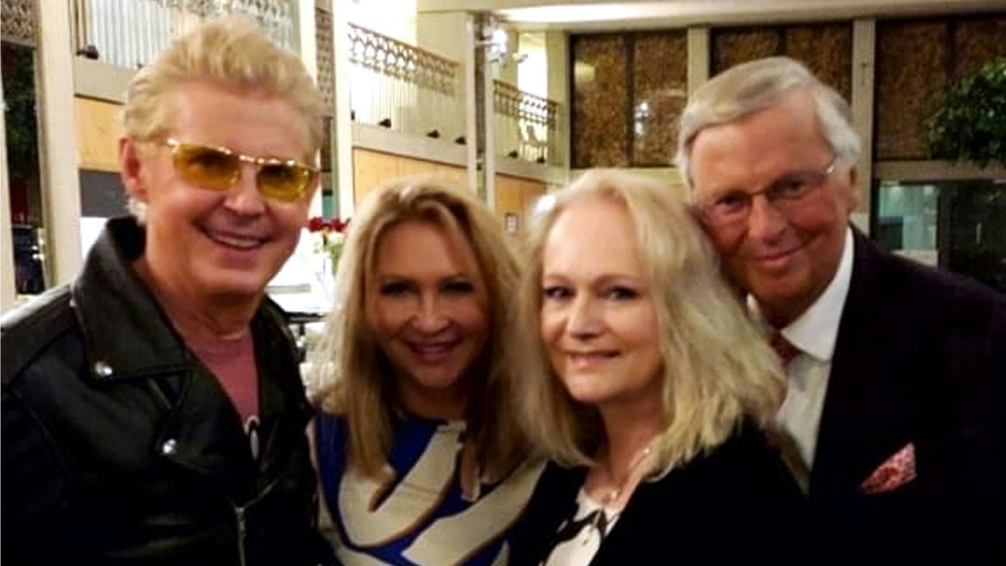 Bei der Aftershow-Party stehen Wolfgang Bosbach mit (v.l.) NDW-Star Markus Mörl, Yvonne König und der ESC-Gewinnerin von 1982 Nicole zusammen.