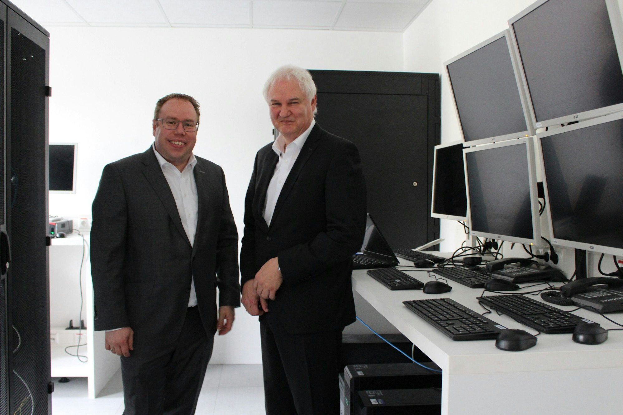 Im neuen Serverraum der Volksbank Euskirchen stehen die beiden Vorstandsmitglieder Marc Güttes (l.) und Hans-Jürgen Lembicz.