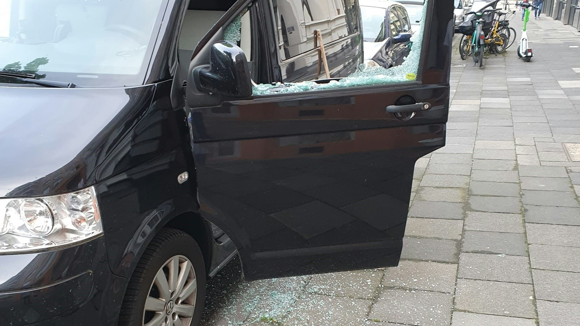 Ein VW-Bus mit eingeschlagener Scheibe der Fahrertür.