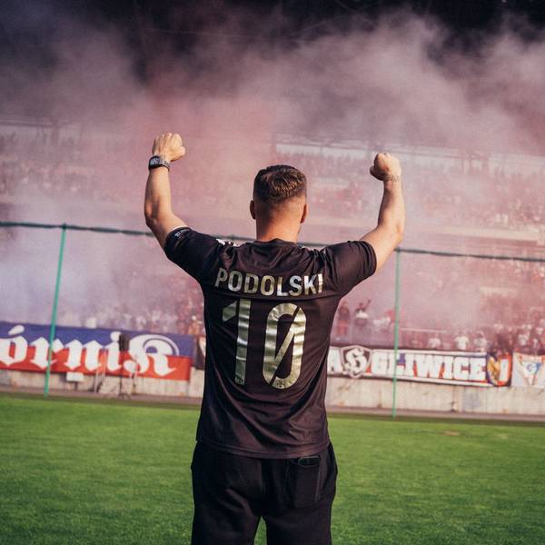 Lukas Podolksi jubelt im Stadion seines Heimatvereins Gornik Zabrze mit den Fans.