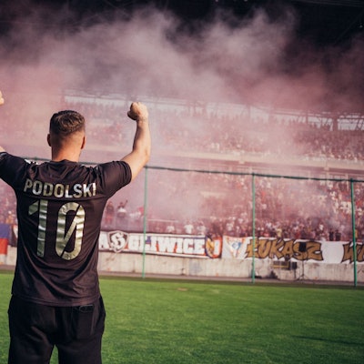 Lukas Podolksi jubelt im Stadion seines Heimatvereins Gornik Zabrze mit den Fans.