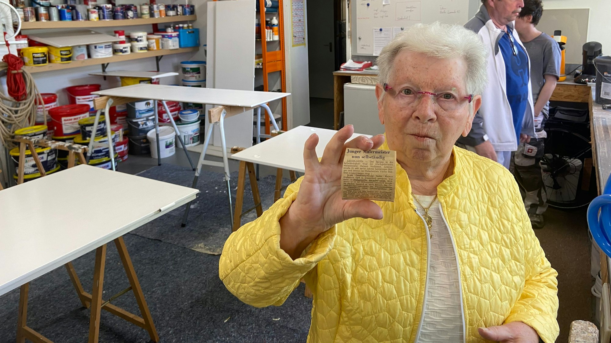 Ursula Hoffmann hält einen Zeitungsartikel in die Kamera.