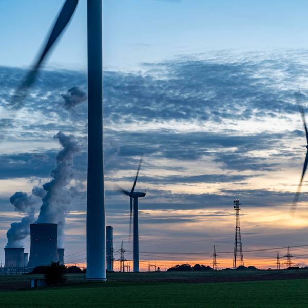 Braunkohle Kraftwerk, RWE Power AG Kraftwerk Niederaußem, Windkraftwerke, 2 Blöcke wurden 2020/21 stillgelegt und im Juni 22 wieder hochgefahren um Gaskraftwerke in der Energiekrise 2022 zu ersetzten, Bergheim, NRW, Deutschland, Kraftwerk Niederaußem *** Lignite power plant, RWE Power AG Niederaussem power plant, wind turbines, 2 units were shut down in 2020 21 and restarted in June 22 to replace gas-fired power plants in 2022 energy crisis, Bergheim, NRW, Germany, Niederaussem power plant.