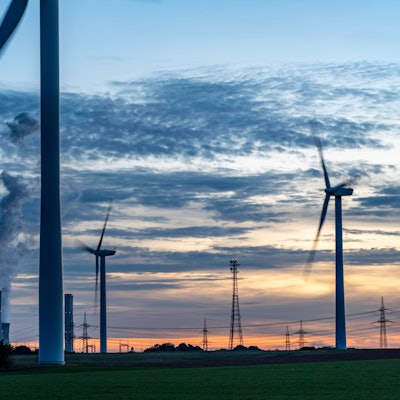 Braunkohle Kraftwerk, RWE Power AG Kraftwerk Niederaußem und Windkraftwerke sind im Sonnenuntergang zu sehen.