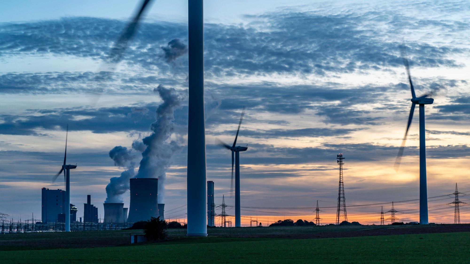 Braunkohle Kraftwerk, RWE Power AG Kraftwerk Niederaußem, Windkraftwerke, 2 Blöcke wurden 2020/21 stillgelegt und im Juni 22 wieder hochgefahren um Gaskraftwerke in der Energiekrise 2022 zu ersetzten, Bergheim, NRW, Deutschland, Kraftwerk Niederaußem *** Lignite power plant, RWE Power AG Niederaussem power plant, wind turbines, 2 units were shut down in 2020 21 and restarted in June 22 to replace gas-fired power plants in 2022 energy crisis, Bergheim, NRW, Germany, Niederaussem power plant.