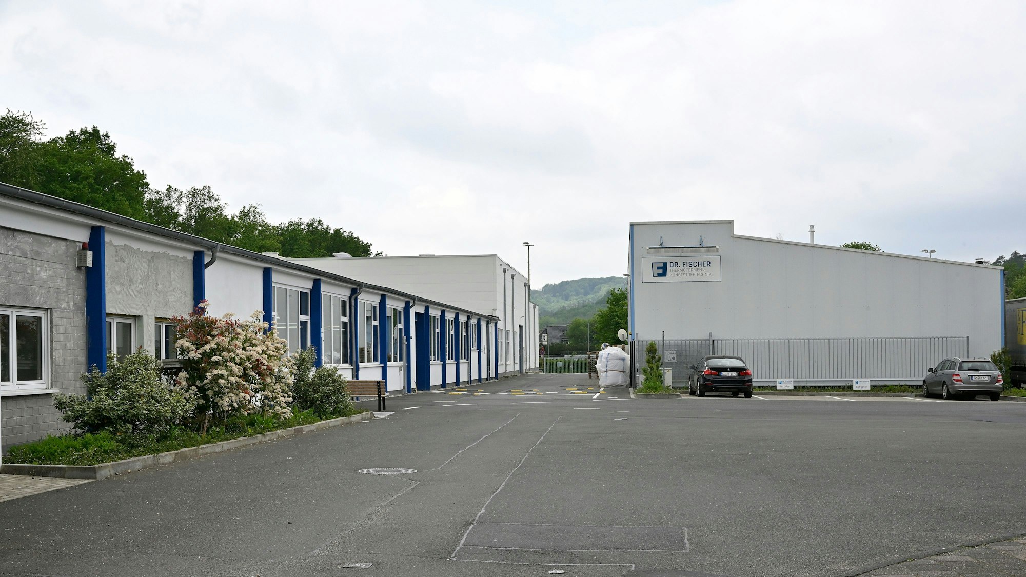 Zwei Autos stehen auf dem Firmengelände der Firma Dr. Fischer Kunststofftechnik.