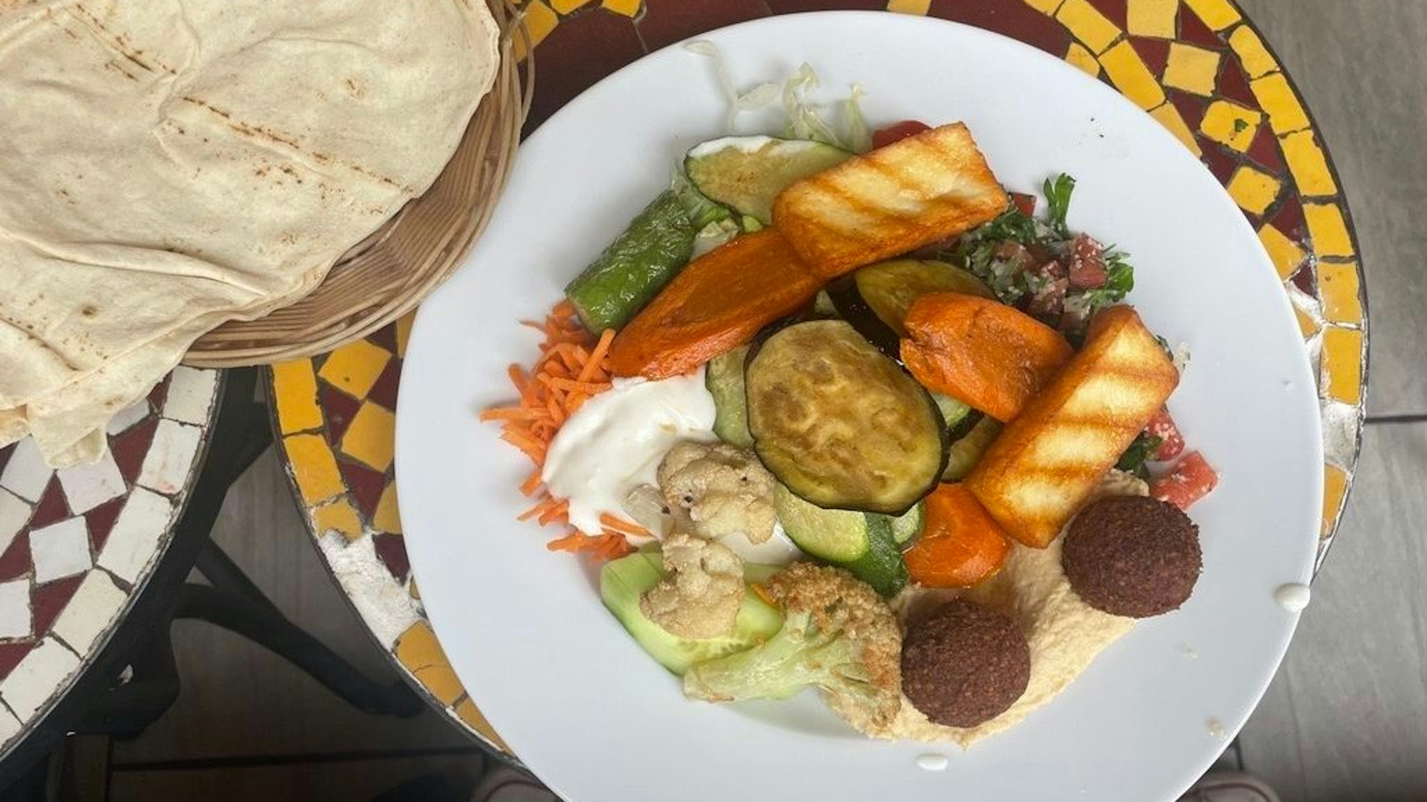 Ein Falafel-Teller von Hayati in der Kölner Südstadt